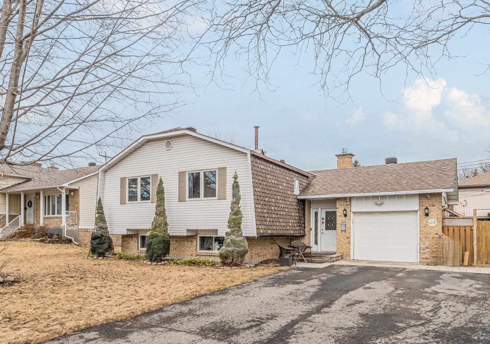 Montreal home for sale at 21 Rue Erinmore by Chai Tadmor and Ronit Ziegler