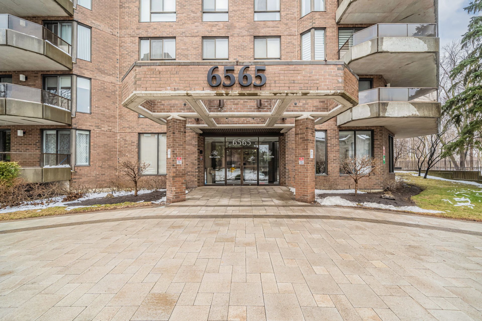 Montreal condo for sale at 6565 Ch. Collins unit 207 by Chai Tadmor and Ronit Ziegler