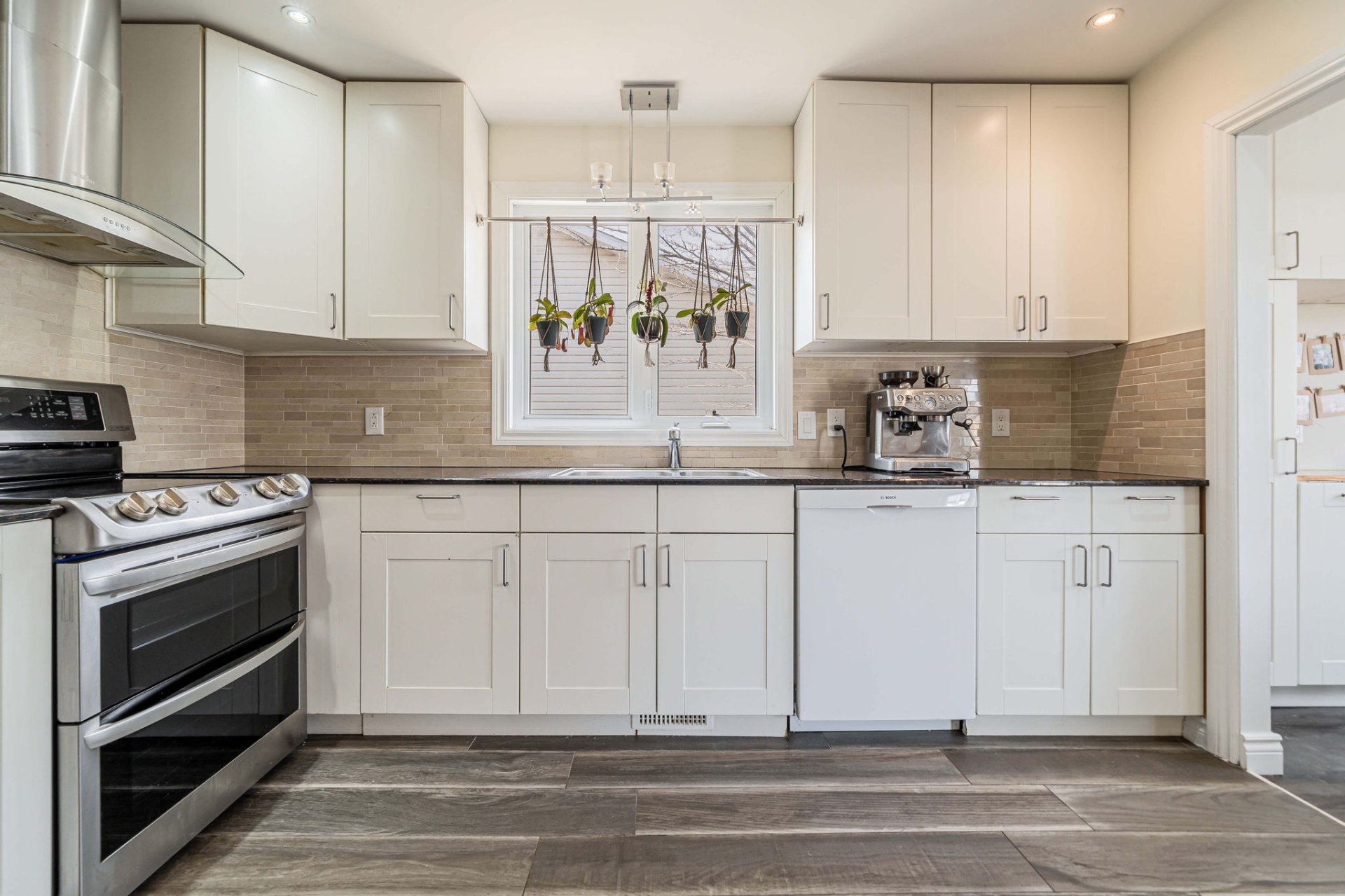 Ensuite bathroom in 21 Rue Erinmore Montreal property