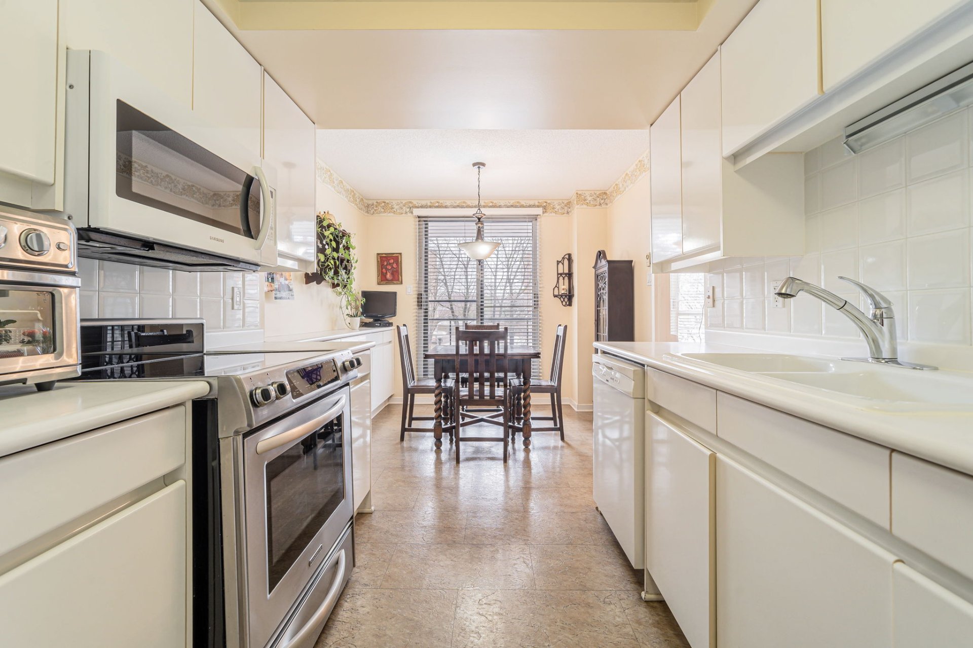 Ensuite bathroom in 6565 Ch. Collins Montreal property