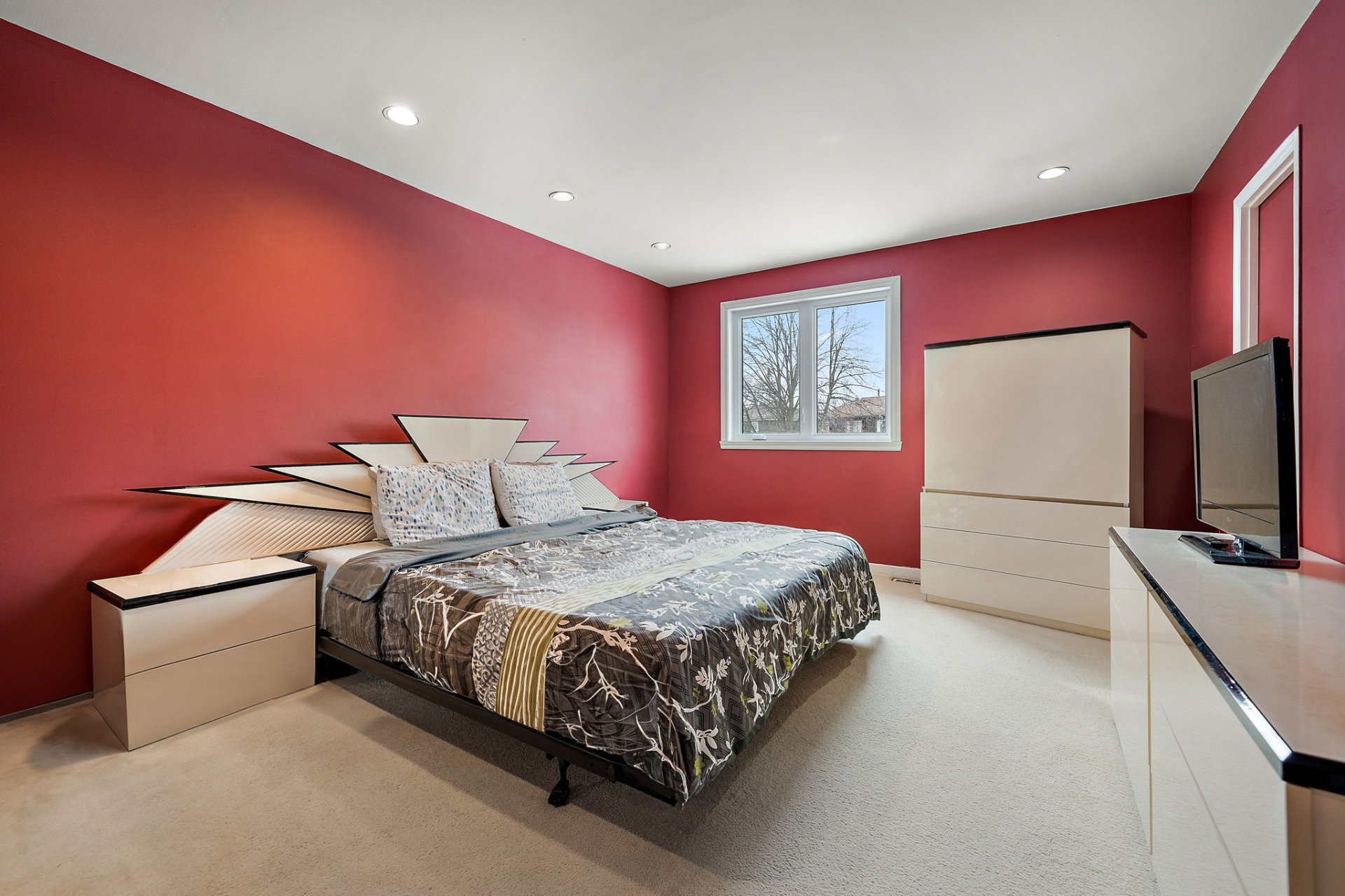 Second bedroom in 242 Rue Autumn Montreal listing