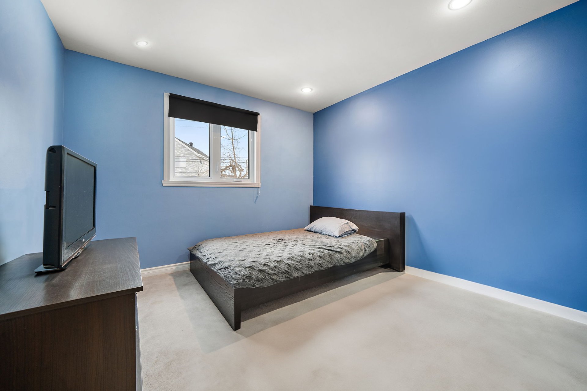 Third bedroom in Montreal property at 242 Rue Autumn