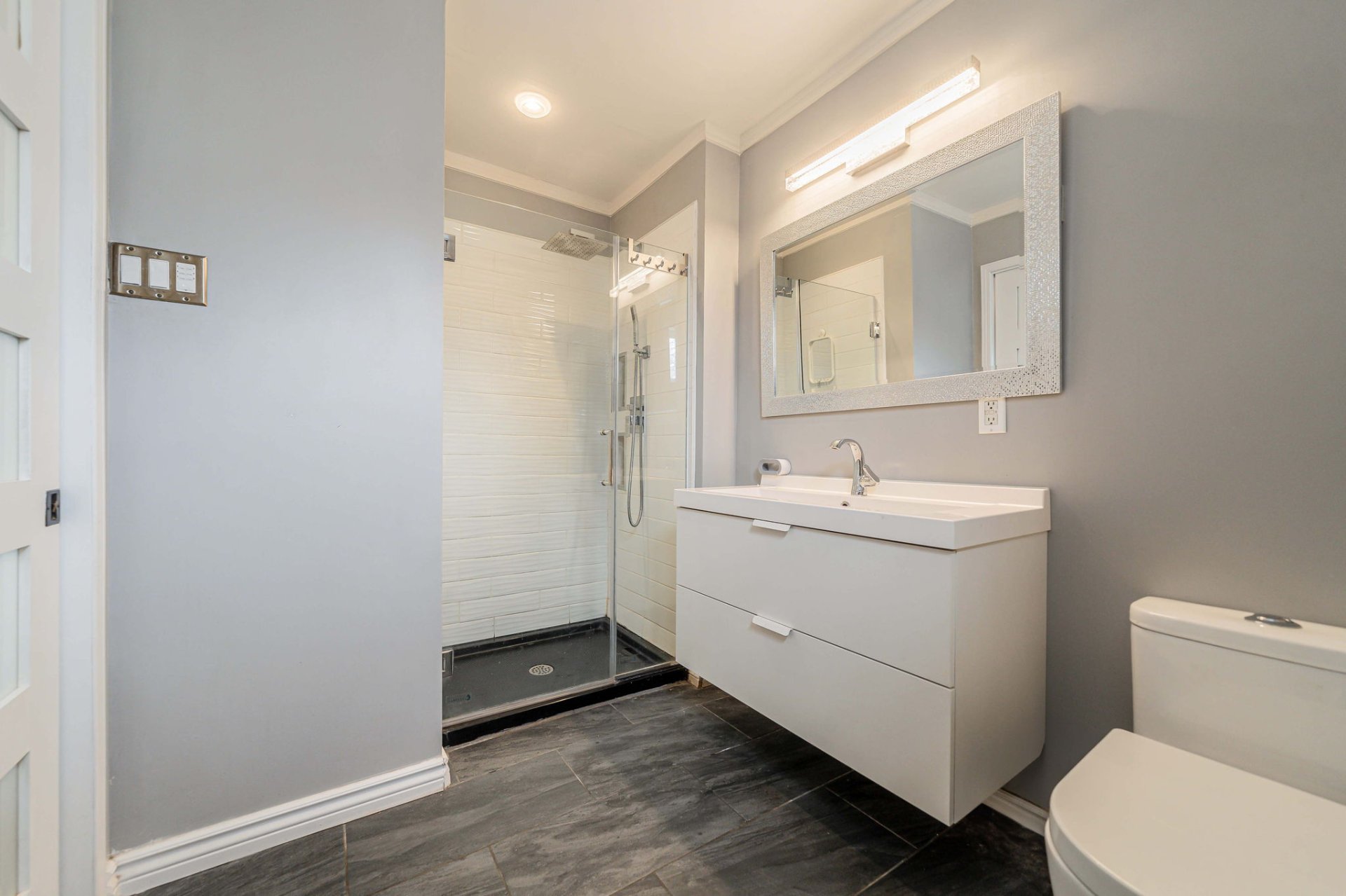Full bathroom in Montreal home for sale 21 Rue Erinmore
