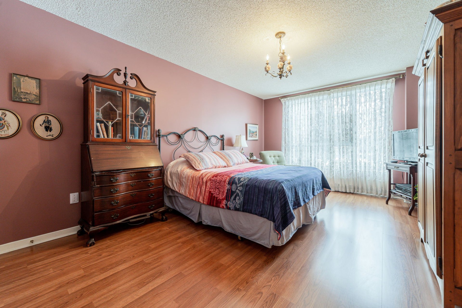 Full bathroom in Montreal condo for sale at 6565 Ch. Collins