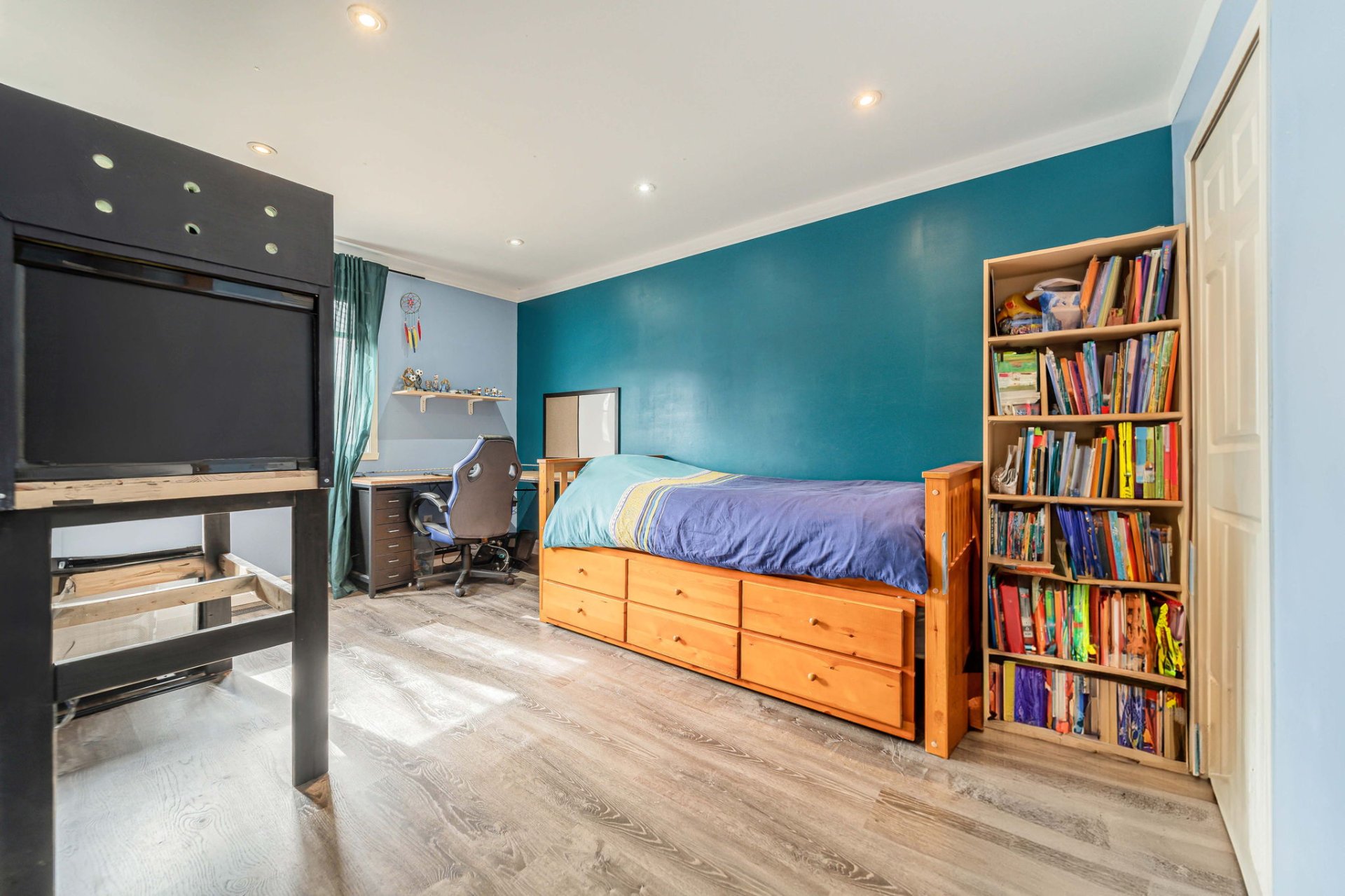 Finished basement in 21 Rue Erinmore Montreal property