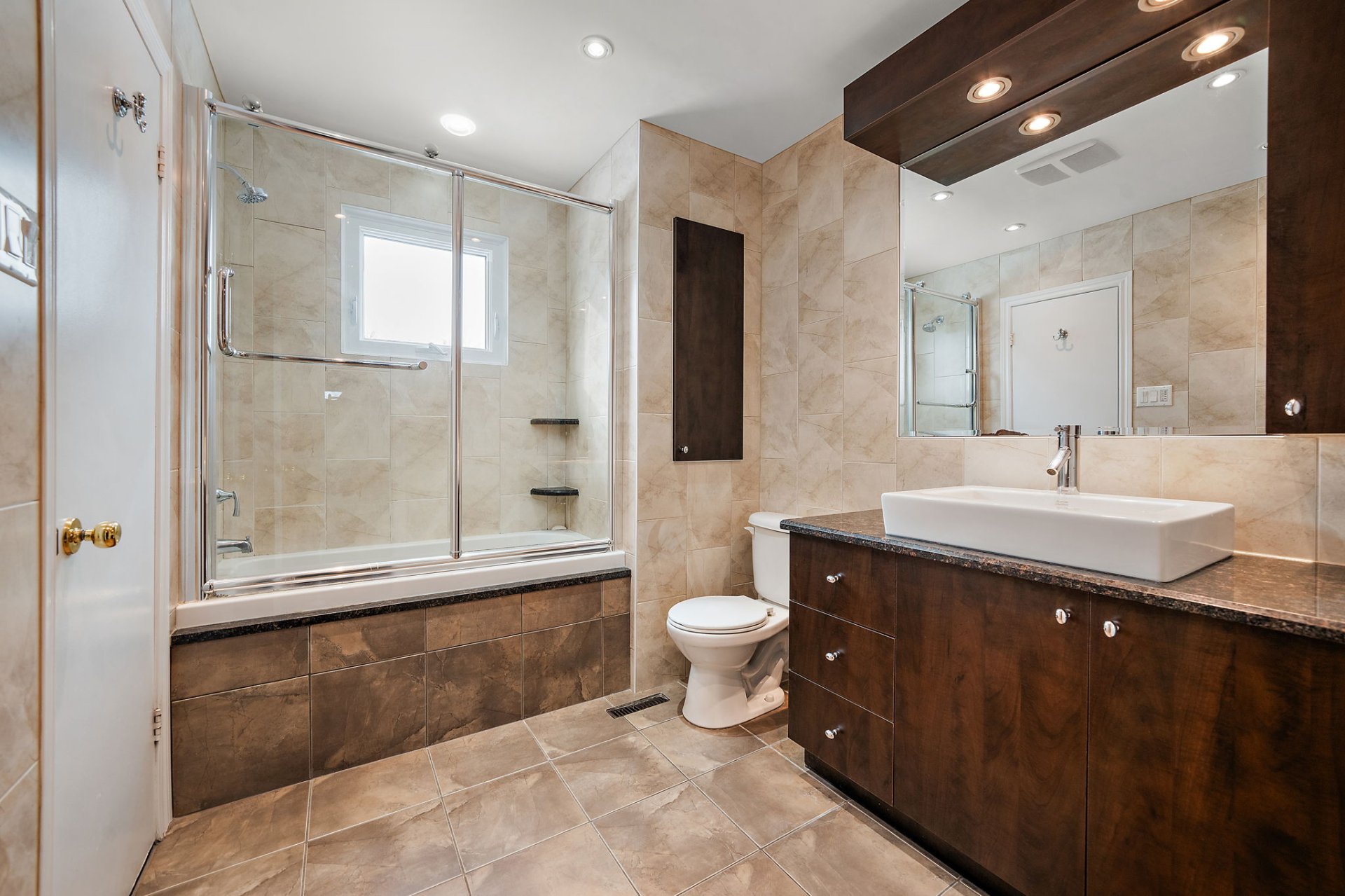 Finished basement in Montreal property 242 Rue Autumn