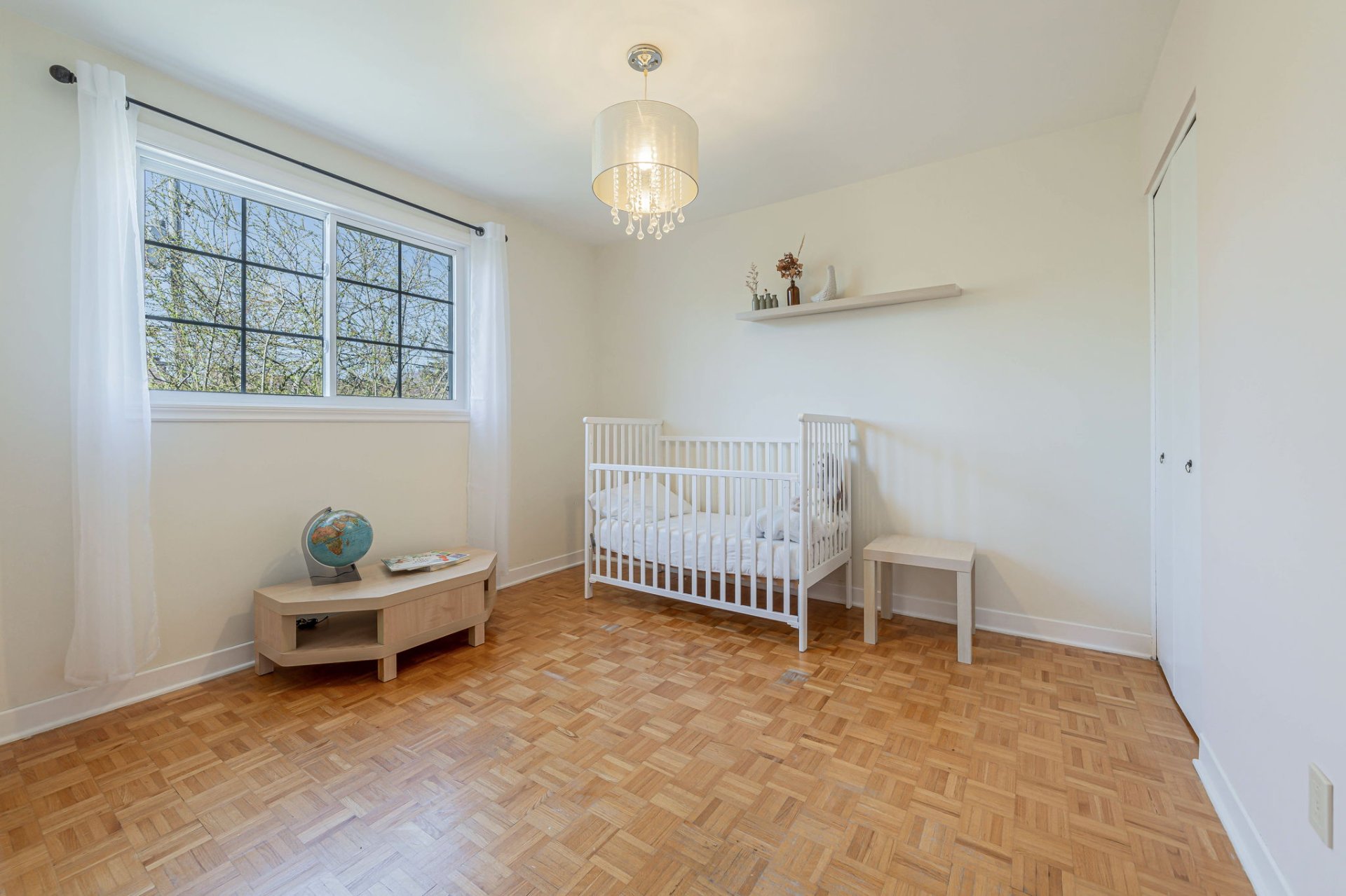 Finished basement in 915 Boulevard de Chateauneuf Montreal property