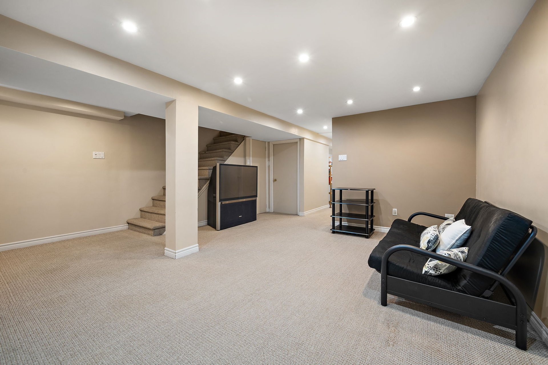 Laundry area in 242 Rue Autumn Montreal real estate