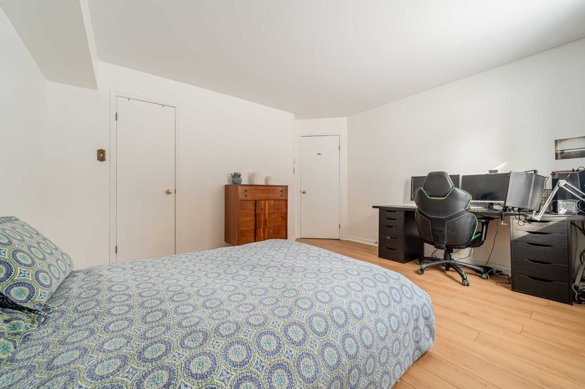 Laundry area in 122 Avenue de Balmoral Montreal home