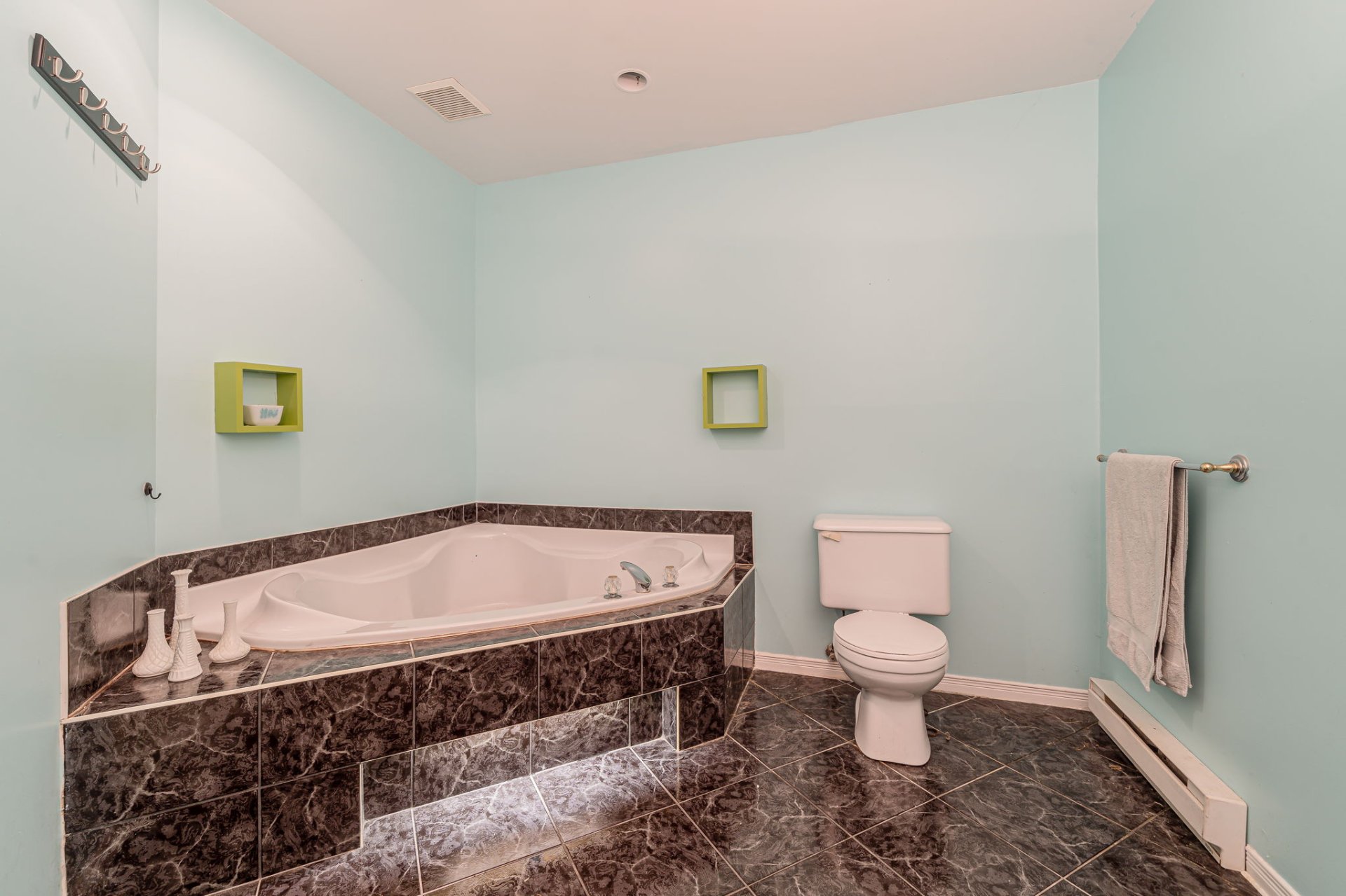 Outdoor deck in Montreal home for sale 122 Avenue de Balmoral