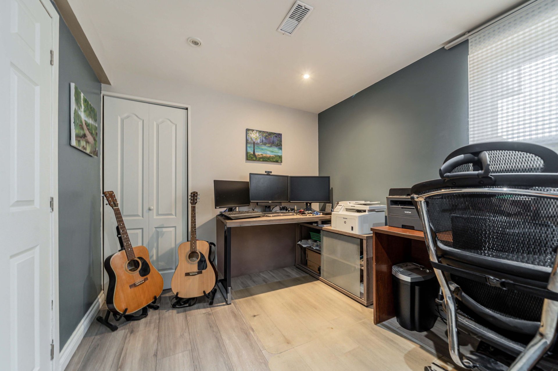 Detached garage at Montreal property 21 Rue Erinmore