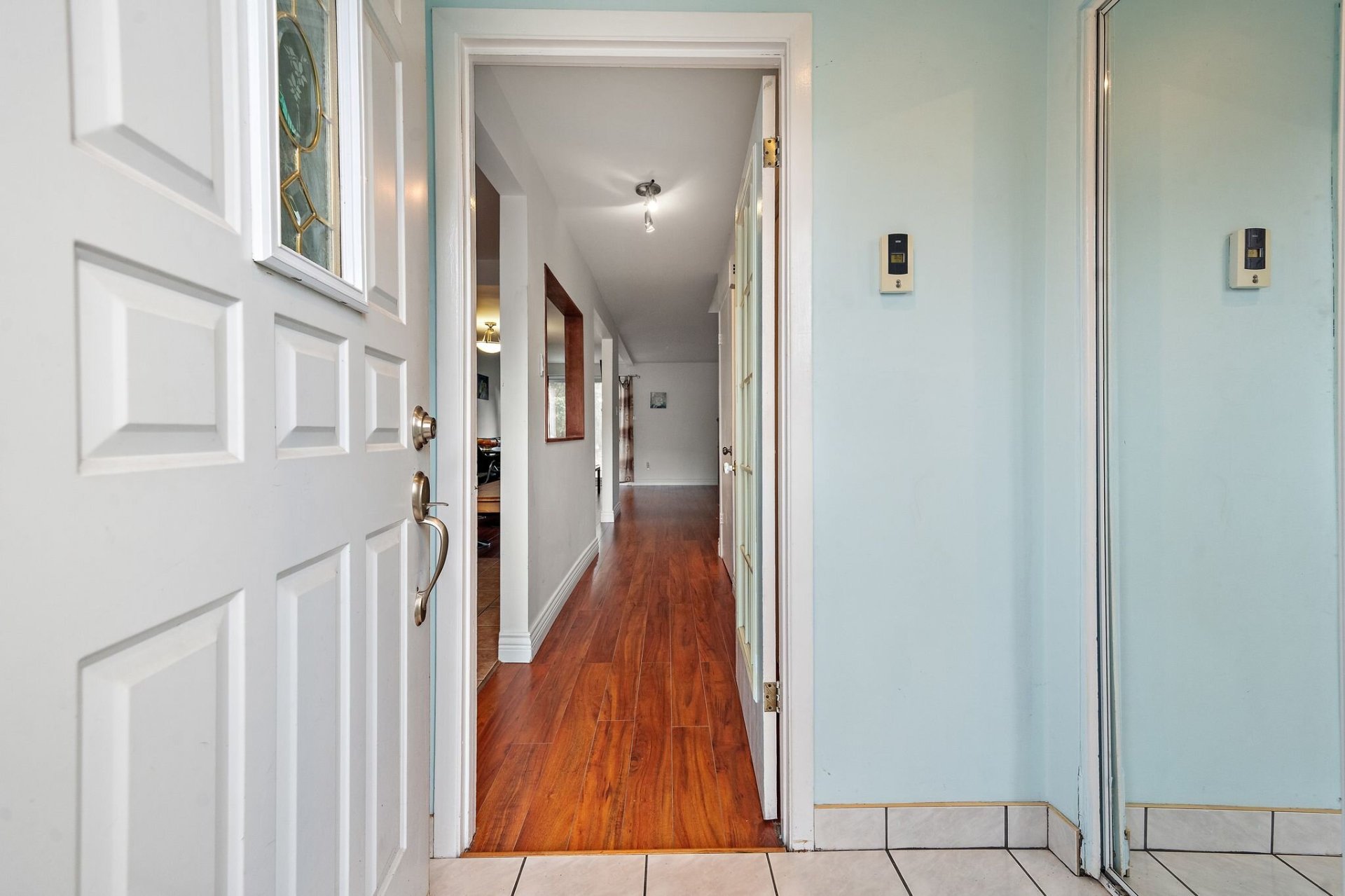 Living room in 4916 Rue Lake Montreal home listed by Chai Tadmor and Ronit Ziegler