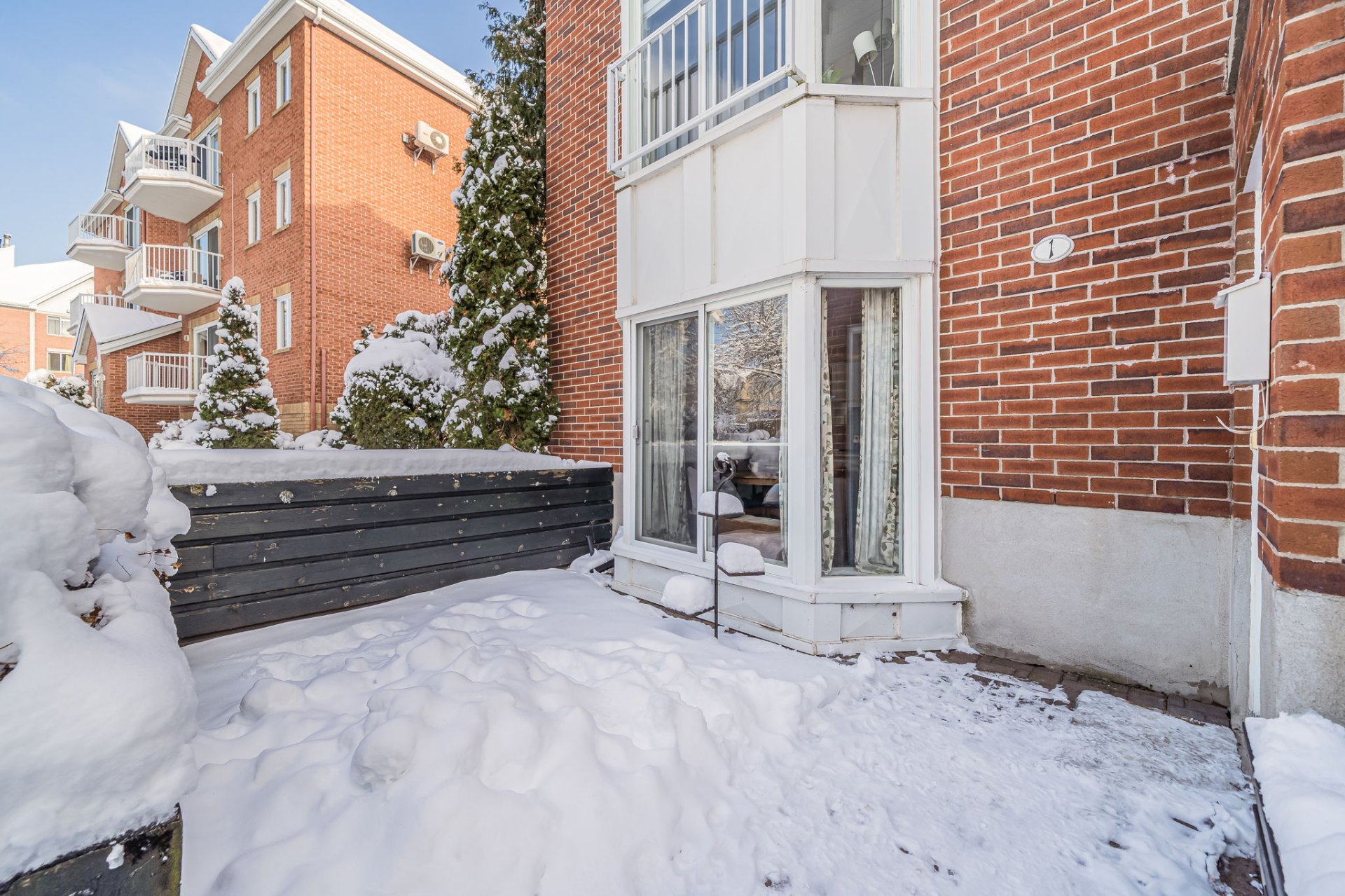 Detached garage at 122 Avenue de Balmoral Montreal property listing