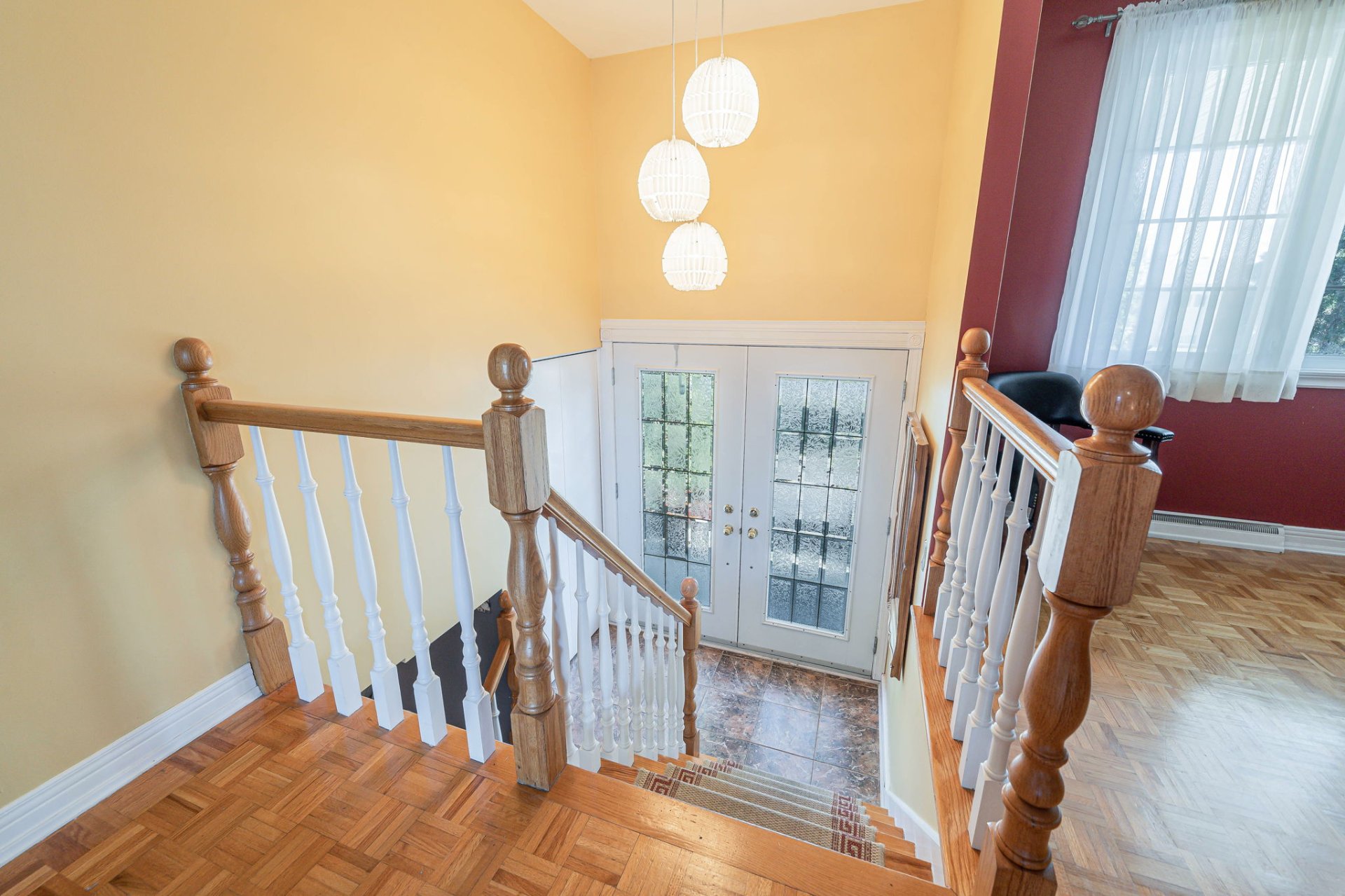 Covered front porch at Montreal home 915 Boulevard de Chateauneuf
