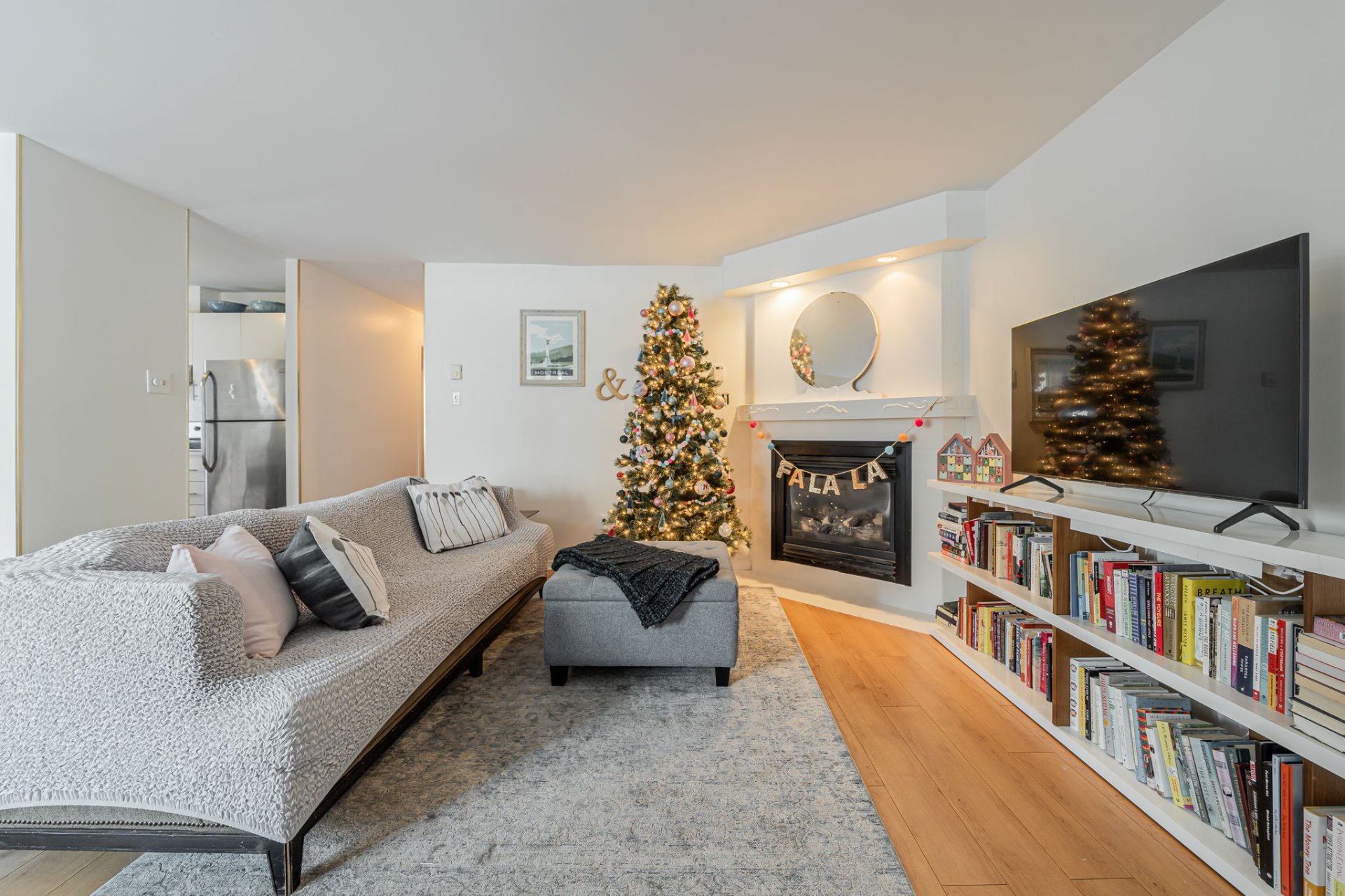 Spacious living room in 122 Avenue de Balmoral Montreal real estate