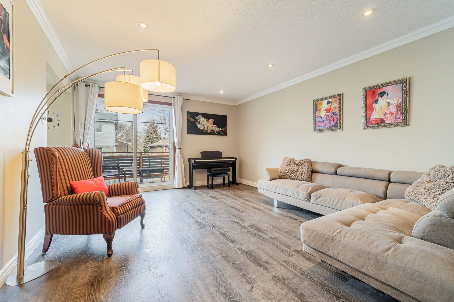 Spacious living room in 21 Rue Erinmore Montreal real estate