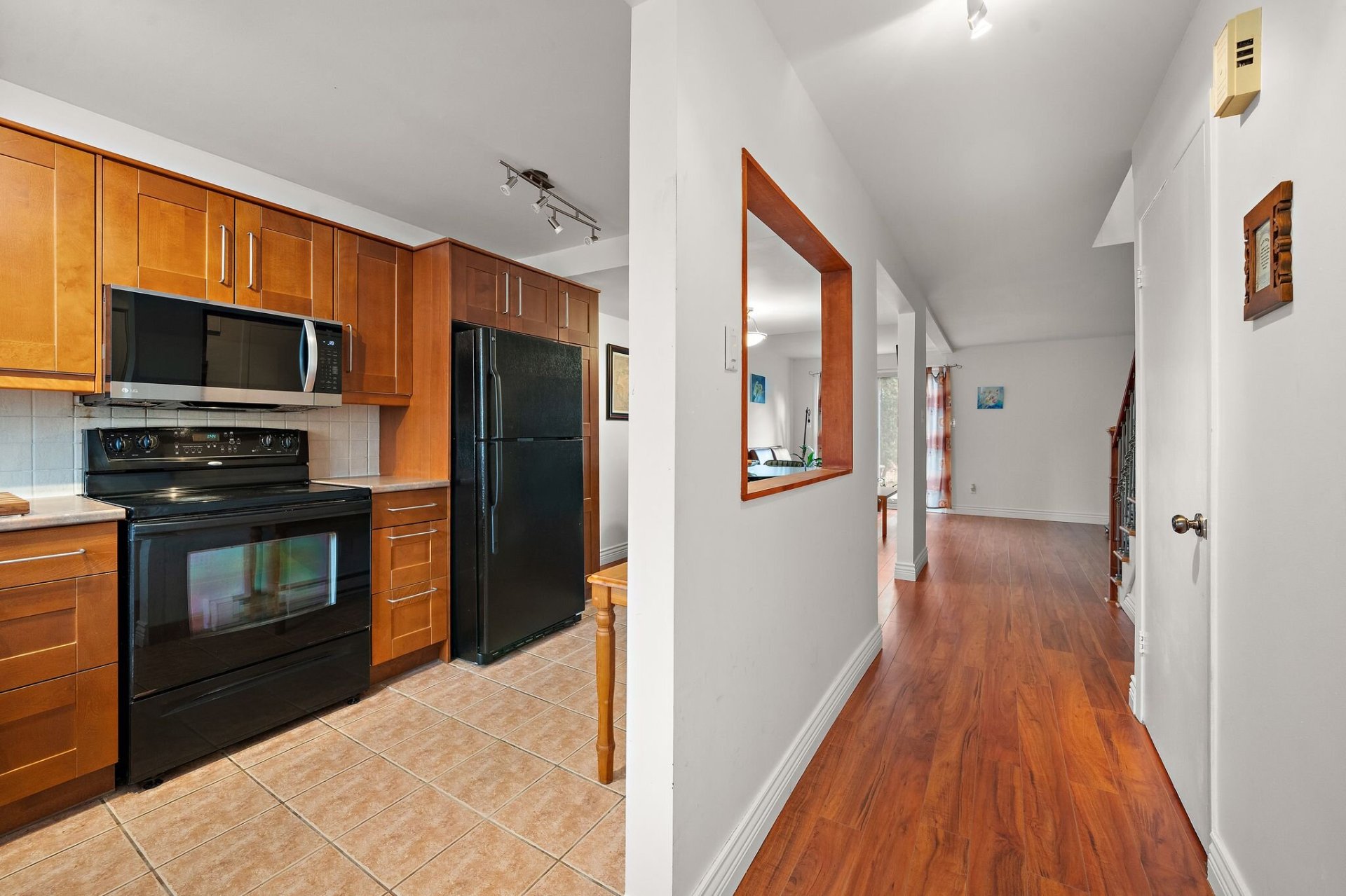 Dining space at 4916 Rue Lake Montreal real estate listing