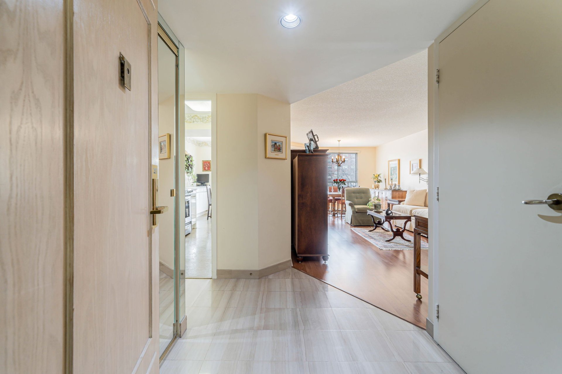 Bright living room in 6565 Ch. Collins Montreal real estate