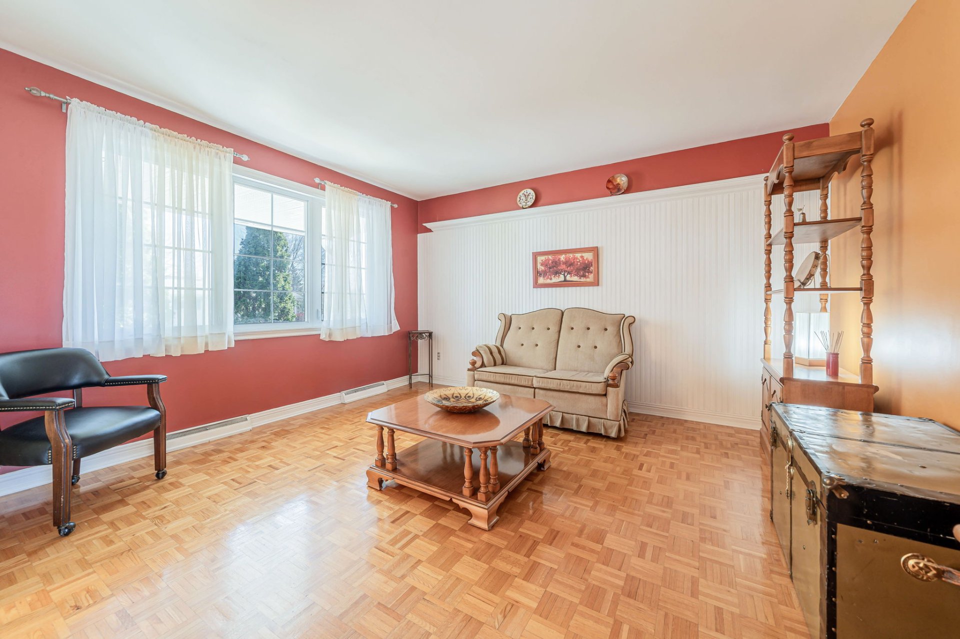 Bright living room in 915 Boulevard de Chateauneuf Montreal real estate
