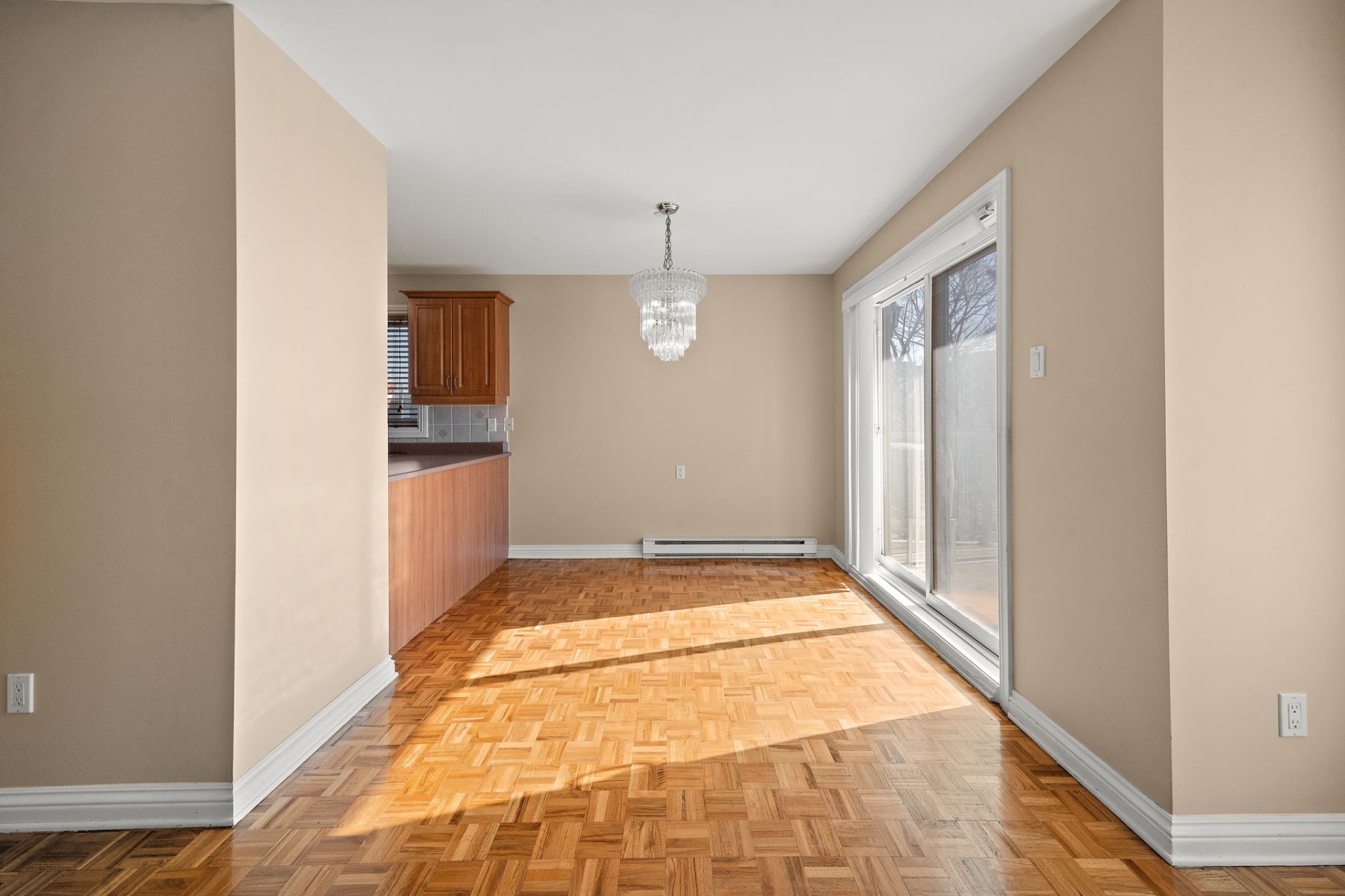 Dining area in 4030 Boulevard des Sources Montreal property