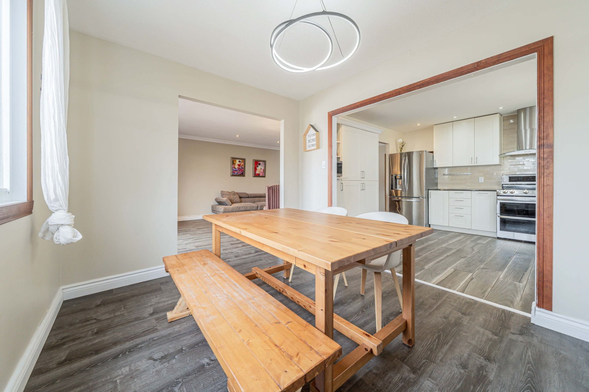 Modern kitchen in 21 Rue Erinmore Montreal home