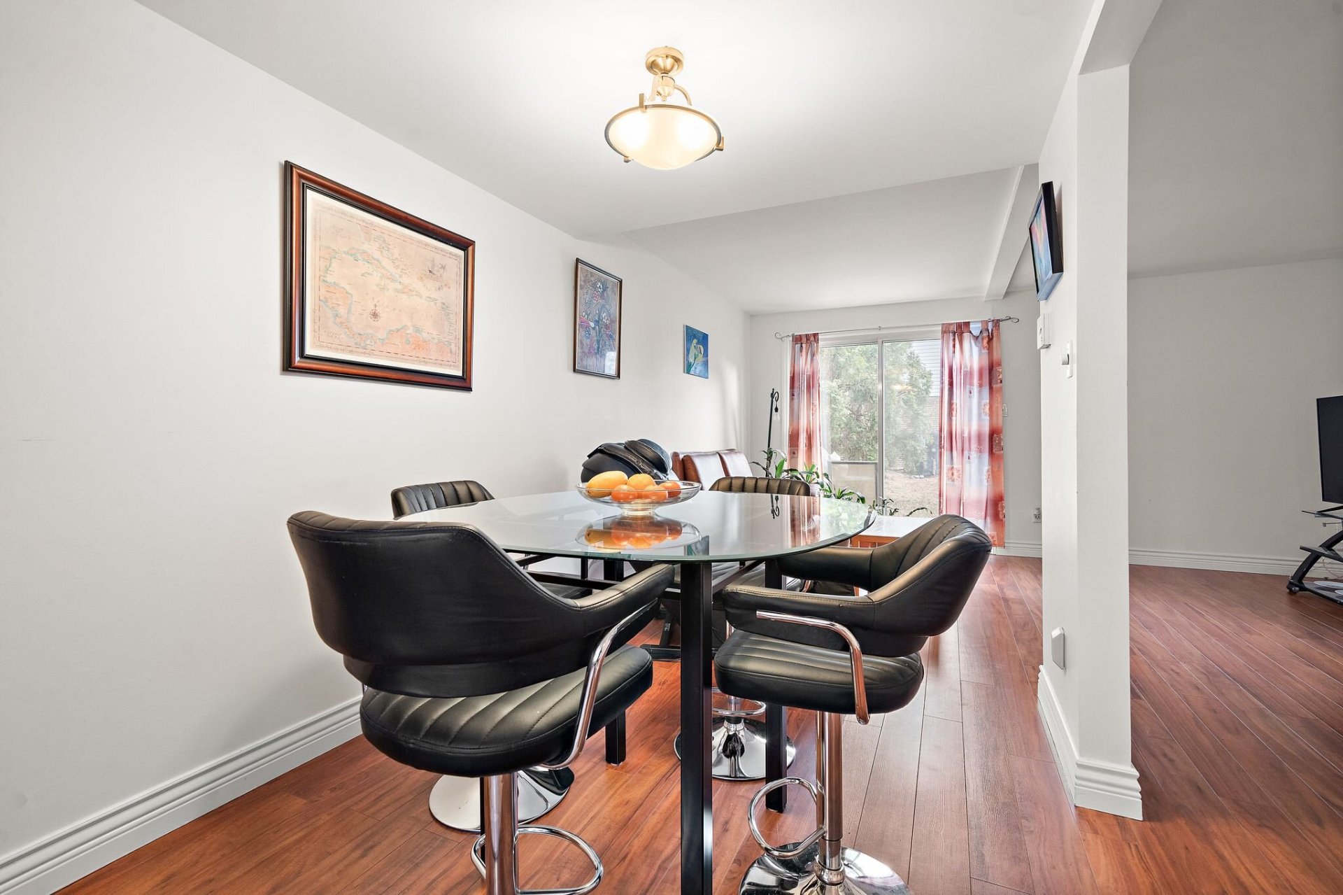Bright bedroom in Montreal real estate listing 4916 Rue Lake