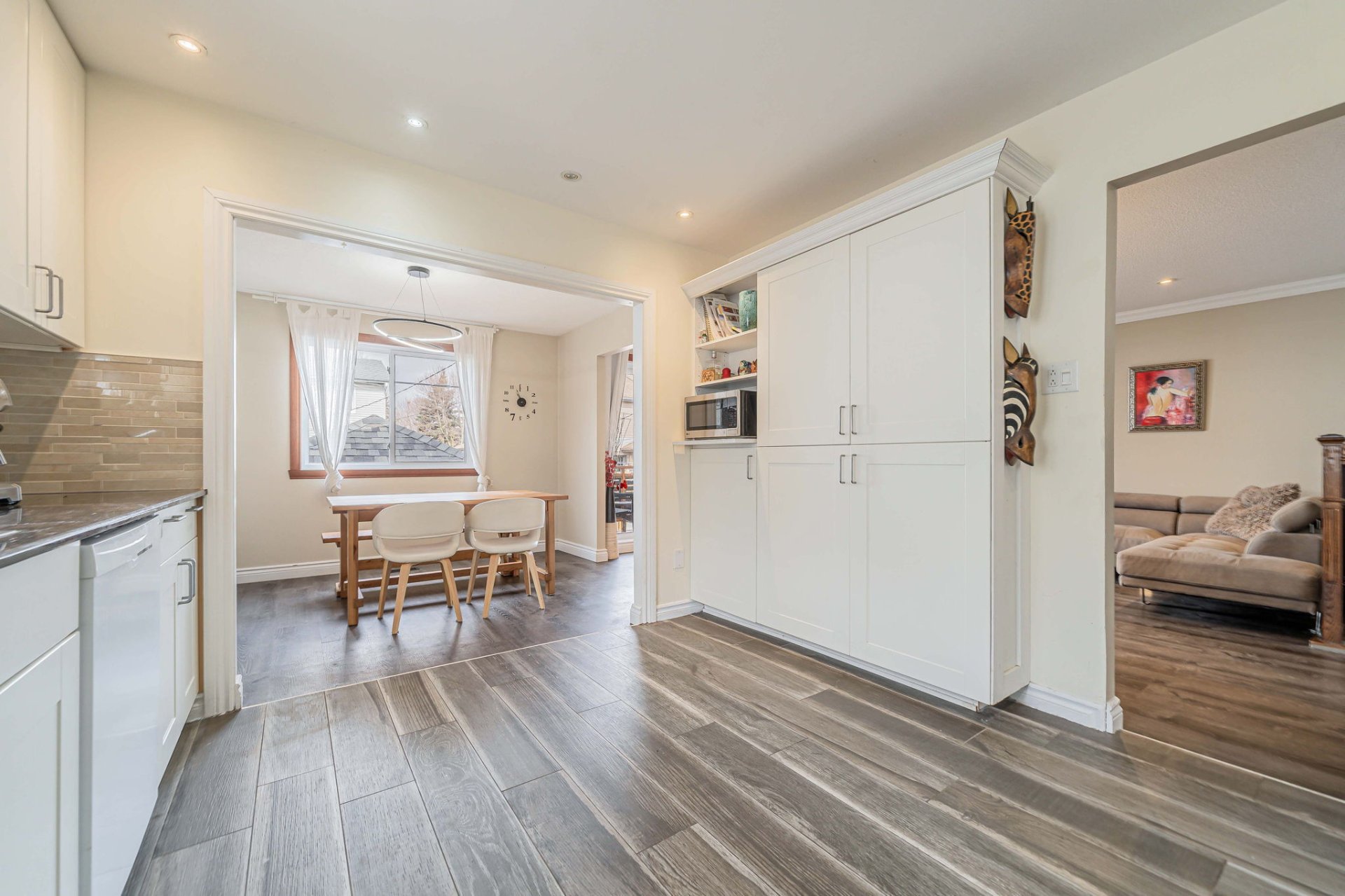 Kitchen with breakfast bar in Montreal real estate 21 Rue Erinmore