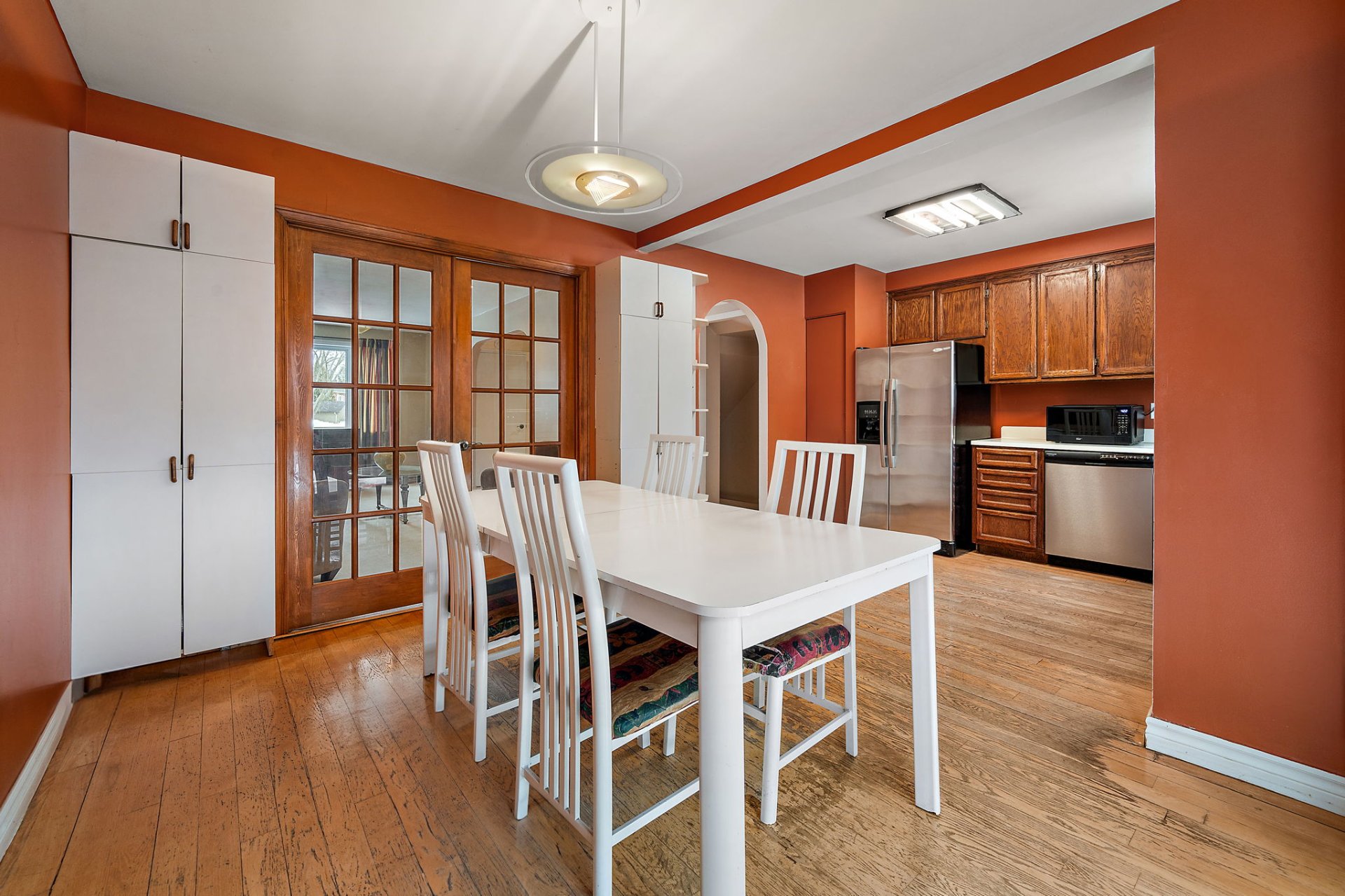 Kitchen with island in Montreal property 242 Rue Autumn