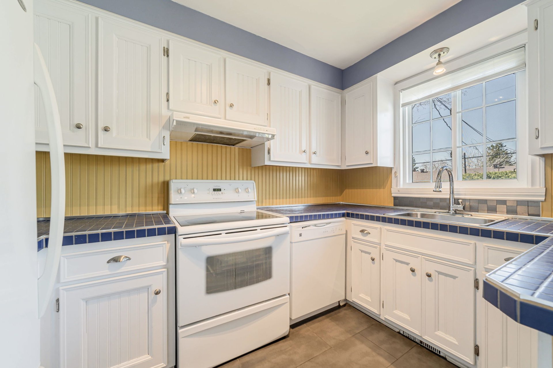 Kitchen with breakfast bar in Montreal property 915 Boulevard de Chateauneuf