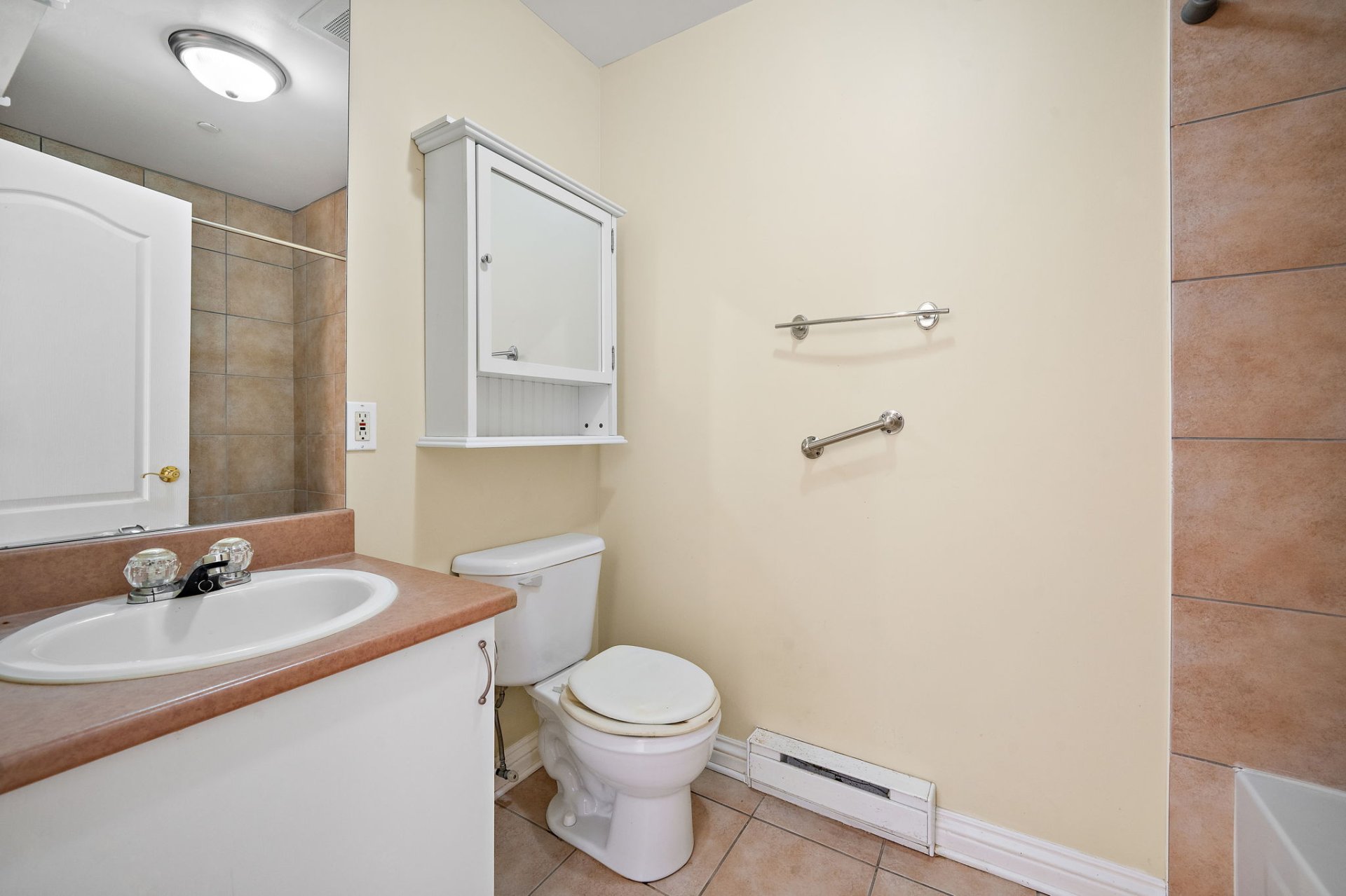 Updated bathroom in Montreal property 4030 Boulevard des Sources unit 305