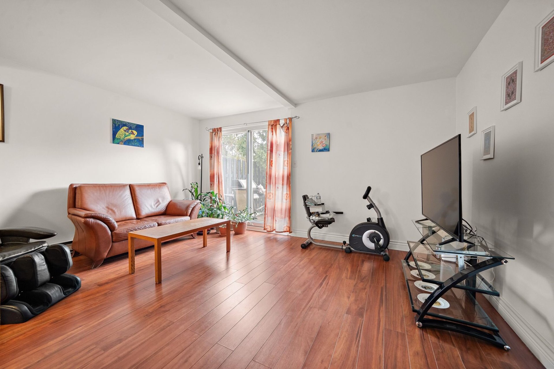 Updated bathroom in 4916 Rue Lake Montreal home for sale