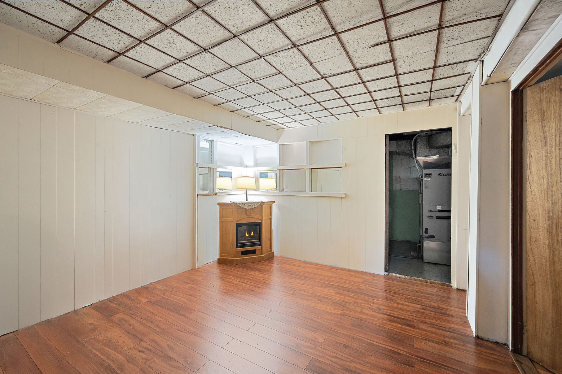 Front exterior view of 4916 Rue Lake Montreal property