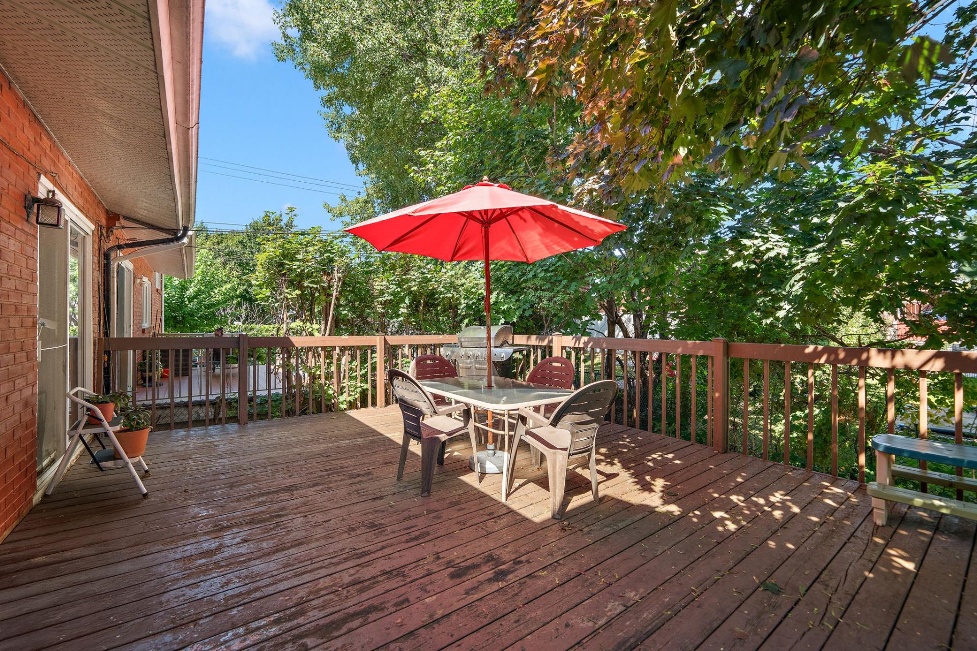 Driveway and entrance of Rue Lake Montreal home
