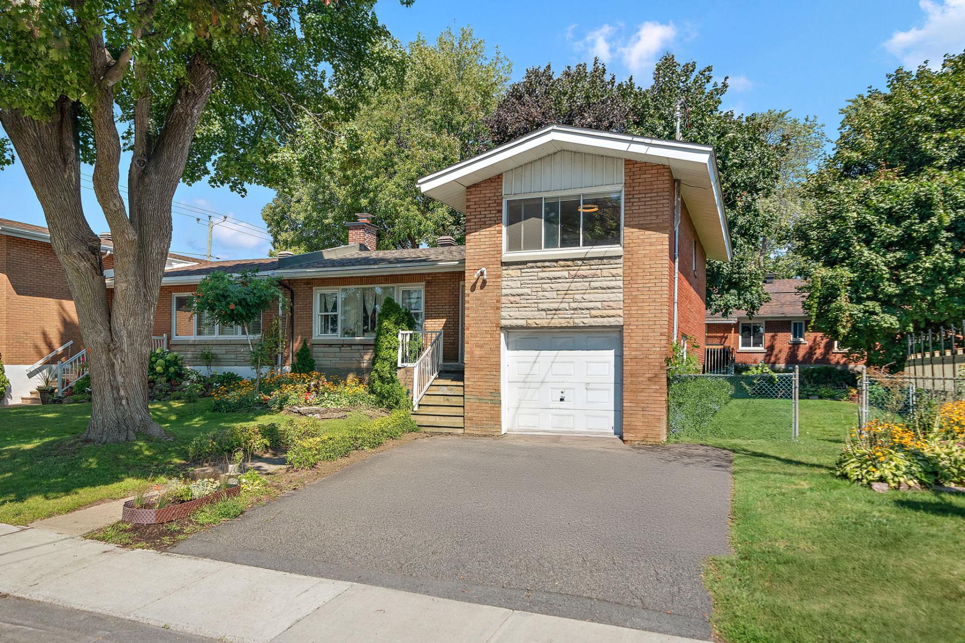 Living room in 4916 Rue Lake Montreal home listed by Chai Tadmor and Ronit Ziegler