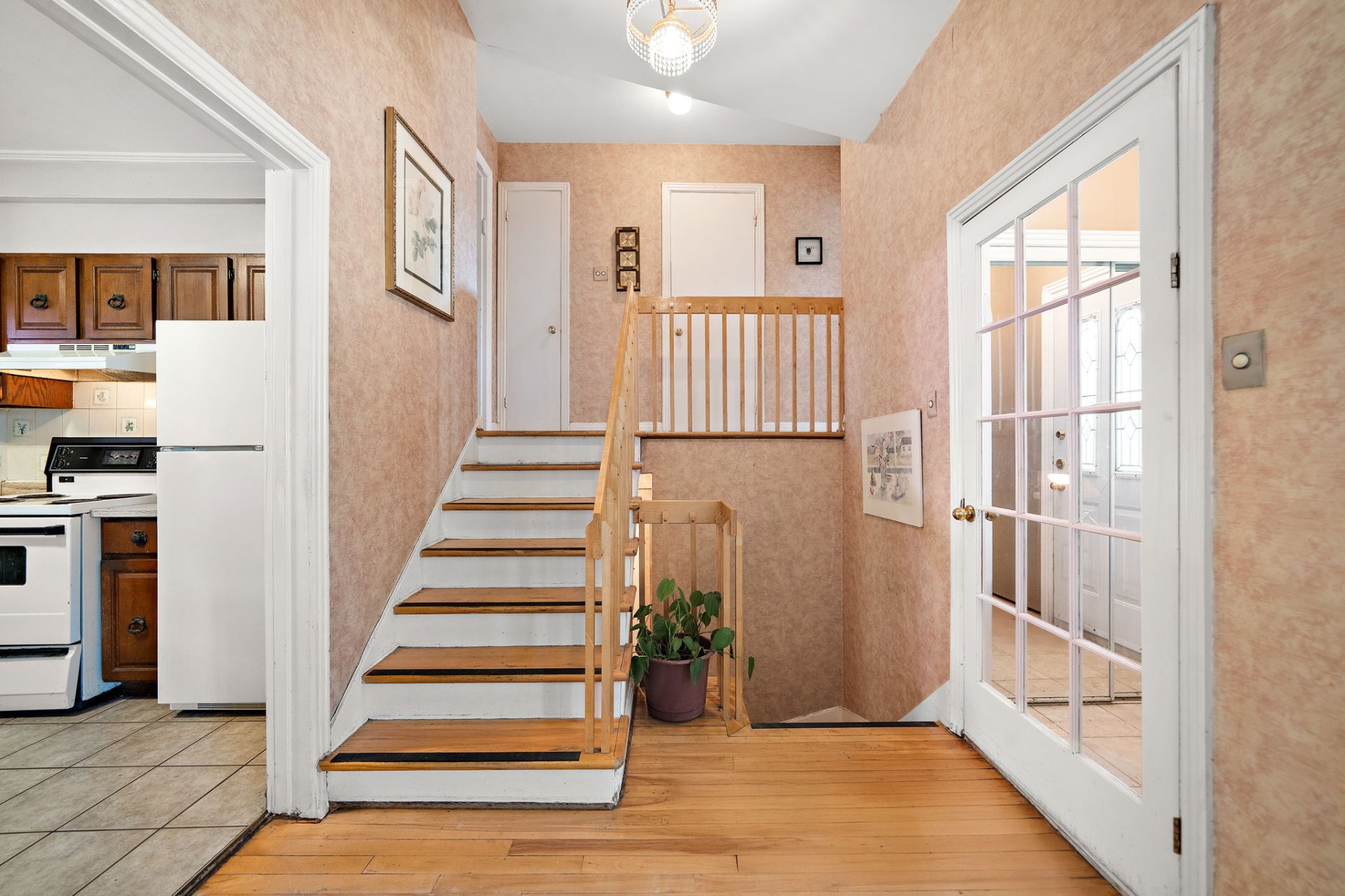 Dining space at 4916 Rue Lake Montreal real estate listing