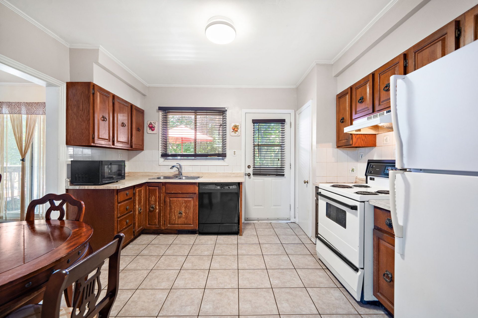 Second bathroom in Rue Lake Montreal real estate listing